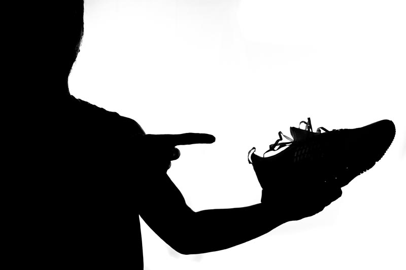 عکس لارج فرمت اشاره به کفش