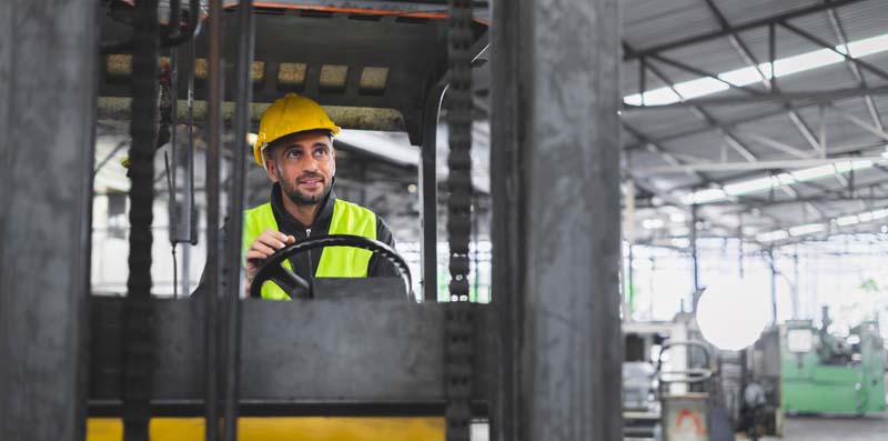 عکس از راننده پشت فرمان لیفتراک