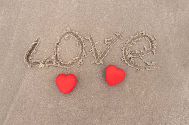 دانلود عکس قلب و نوشته love روی ماسه
