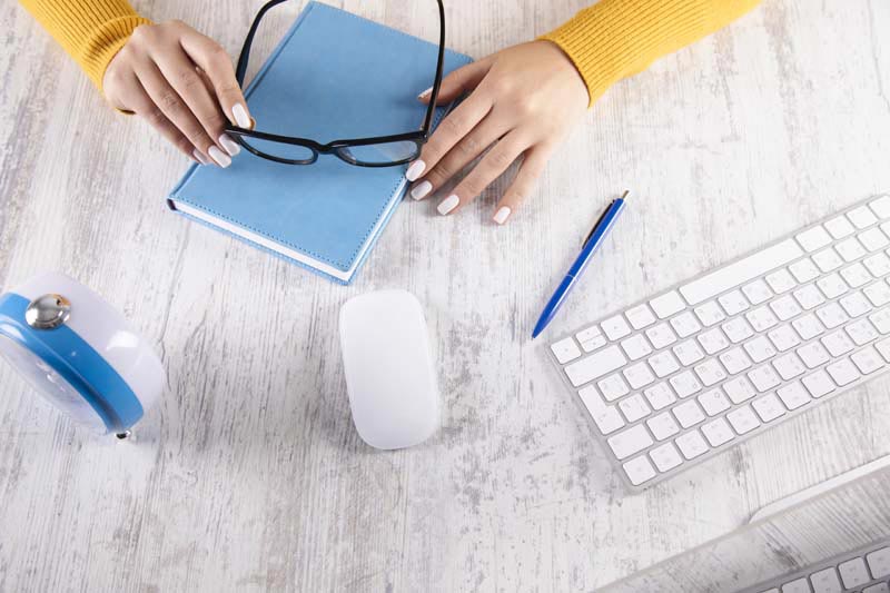 تصویر ماوس و کیبورد روی میز کار