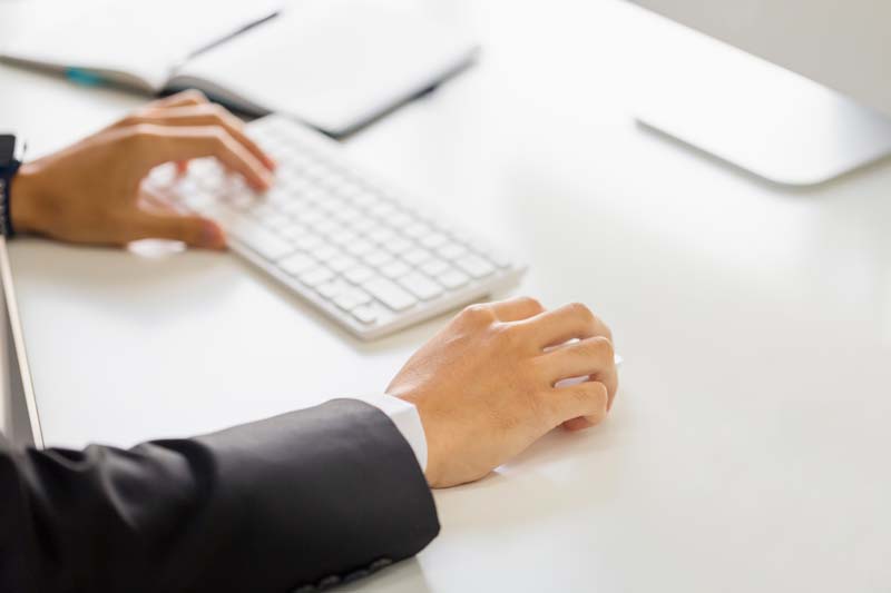 عکس زیبا از تایپ با کیبورد سفید رنگ