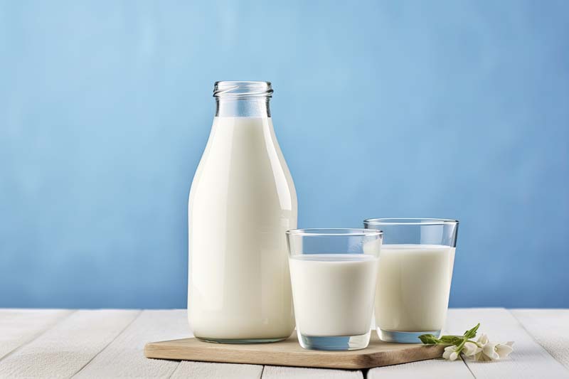 عکس لارج فرمت از شیشه و لیوان های شیر