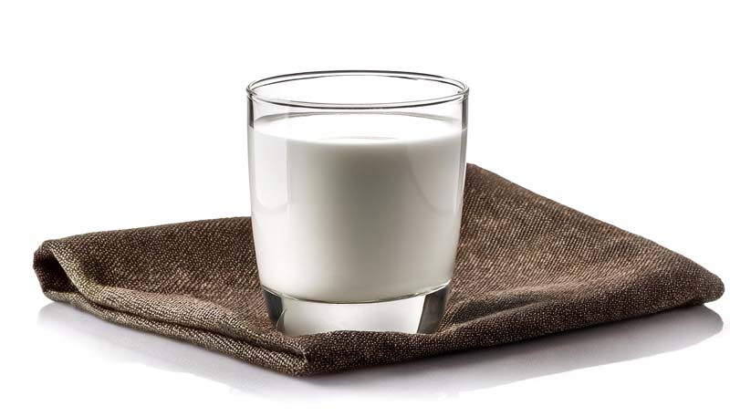 عکس زیبا از لیوان شیر روی دستمال قهوه ای