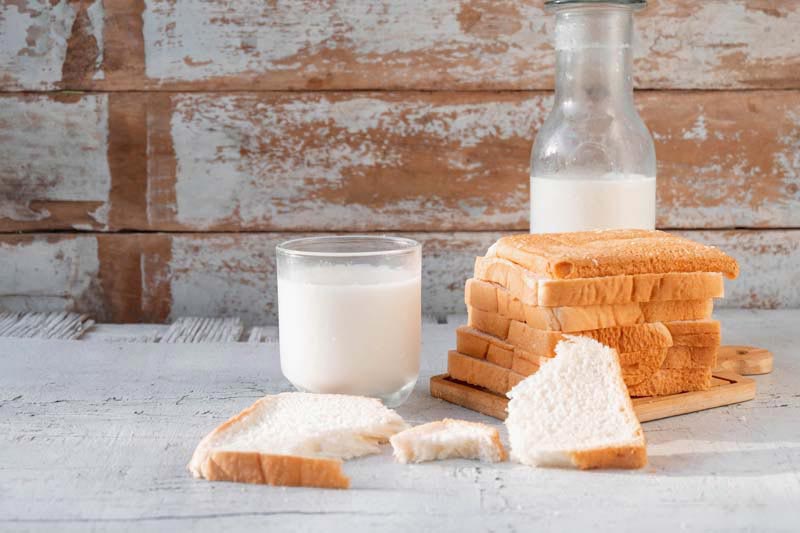 عکس زیبا از لیوان شیر و نان تست