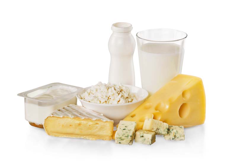 طرح دوربری شده شیر و پنیر روی میز