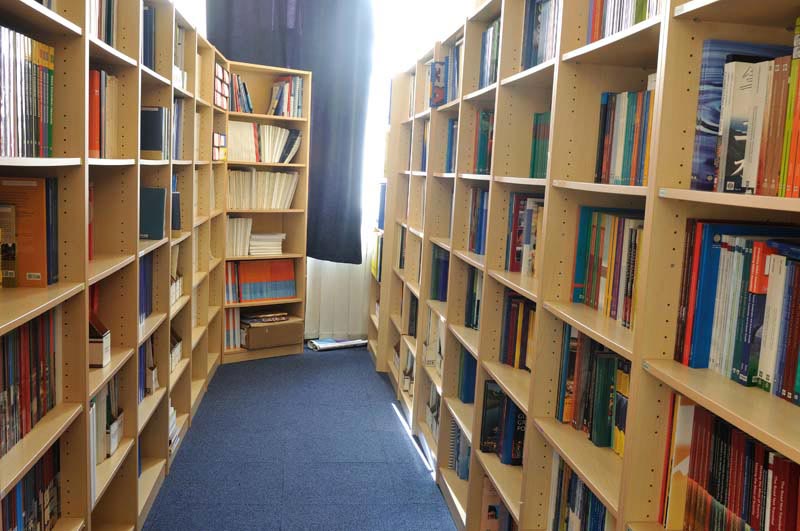 تصویر لارج فرمت از کتابخانه با قفسه های چوبی