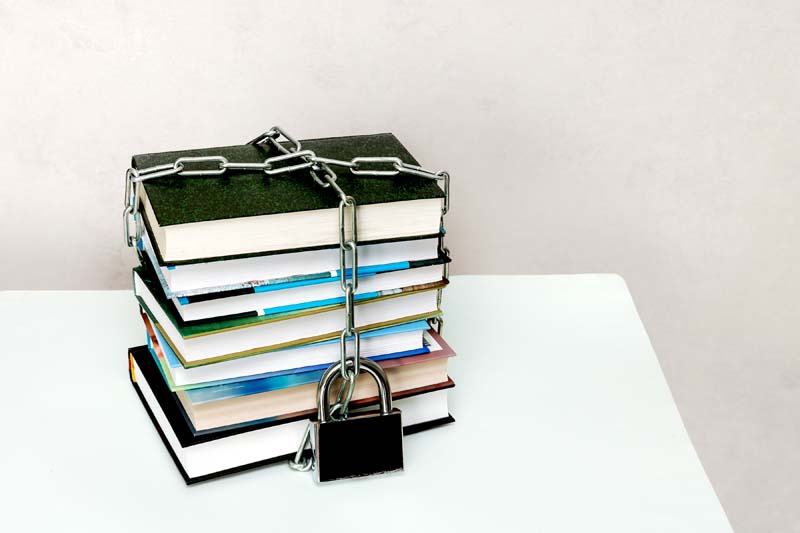 تصویر لارج فرمت از کتابهای قفل شده