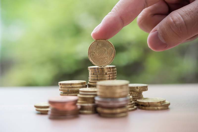 دانلود تصویر با کیفیت چیدن سکه های بیست سنتی