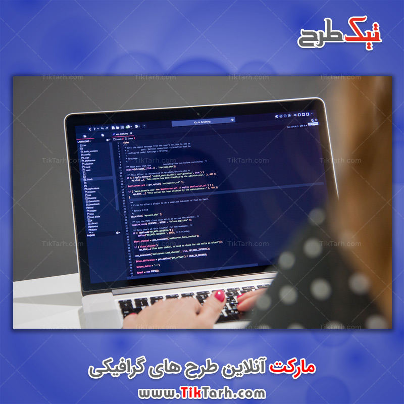 دانلود تصویر با کیفیت برنامه نویس در حال کار بر روی لپ تاپ