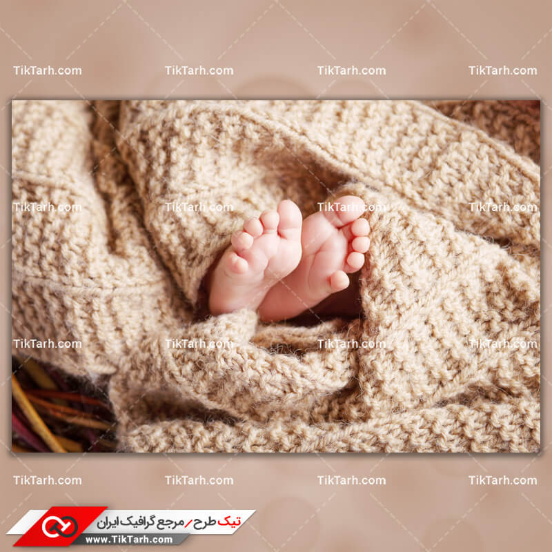 دانلود تصویر با کیفیت پاهای نوزاد و پتوی کاموایی