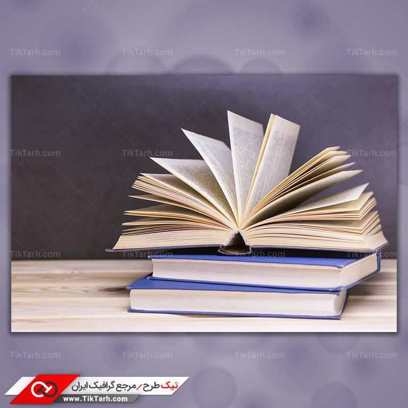 دانلود تصویر با کیفیت کتاب روی میز چوبی