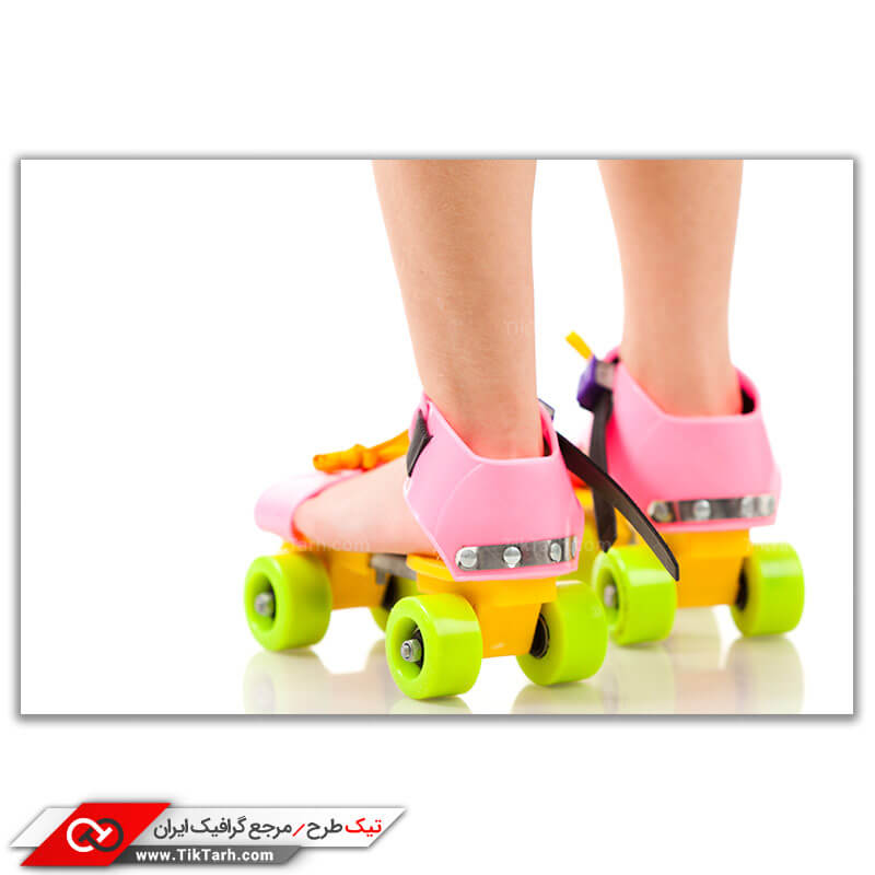 عکس باکیفیت از اسکیت صورتی با چرخهای سبز