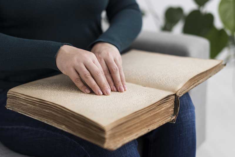 تصویر باکیفیت کتاب مخصوص افراد نابینا