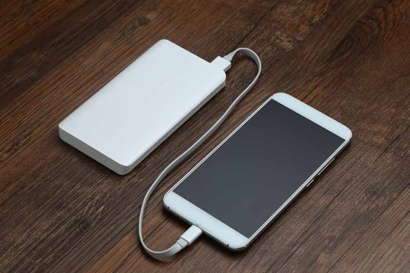 تصویر باکیفیت پاوربانک و موبایل