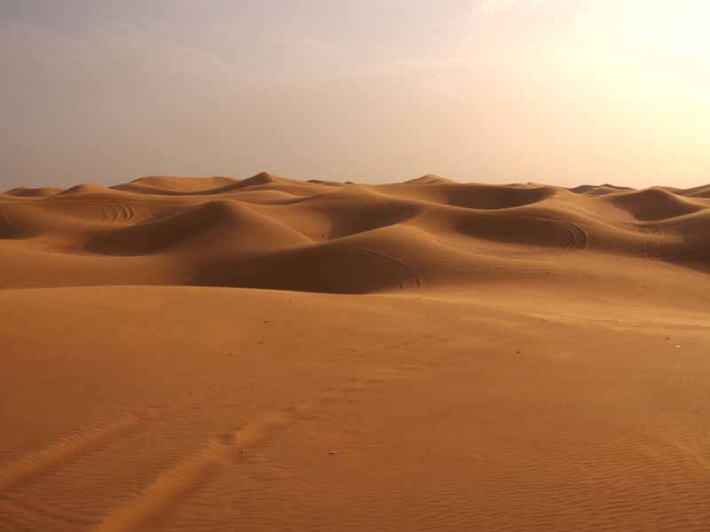تصویر باکیفیت و زیبا از تپه های شنی در بیابان
