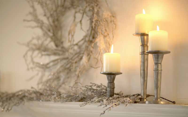 عکس طاقچه و شمع های روشن