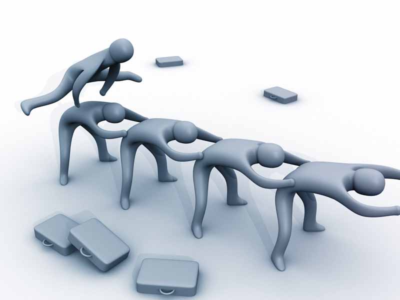 دانلود عکس آدمک ها در حال پریدن از روی هم