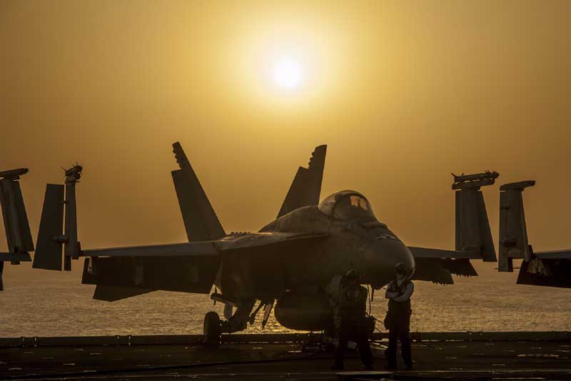 دانلود تصویر با کیفیت جنگنده اف 18 هورنت روی ناو هواپیمابر