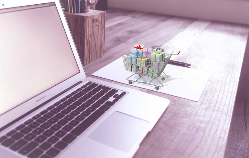 دانلود عکس سبد خرید اینترنتی کنار لپ تاپ