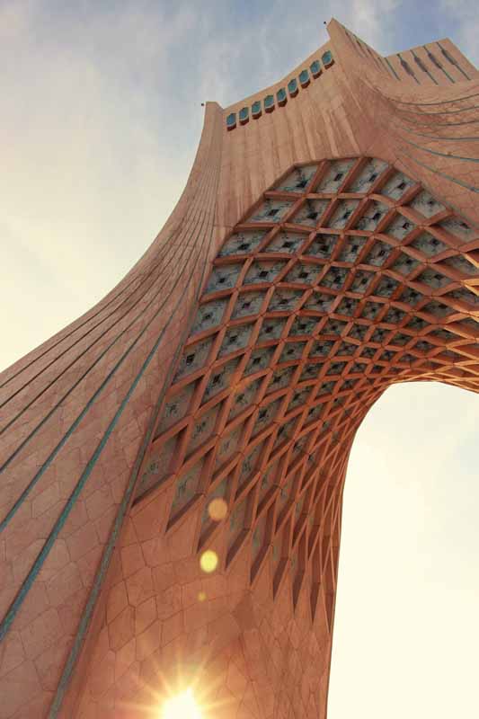 عکس باکیفیت نمای پایین برج آزادی