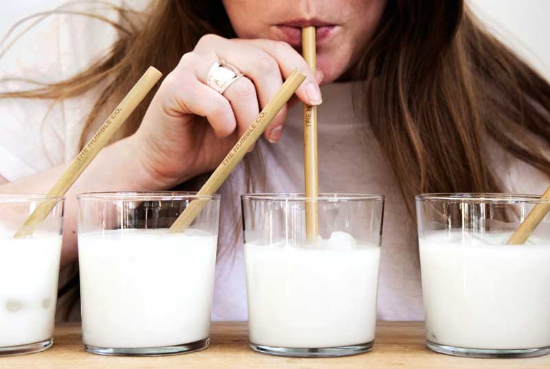 دانلود عکس چهار لیوان شیر با نی