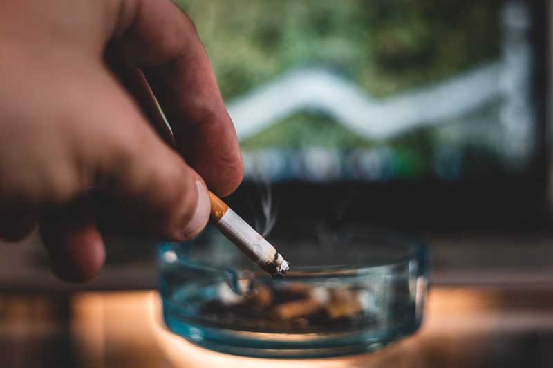 تصویر گرافیکی سیگار روشن و جا سیگاری