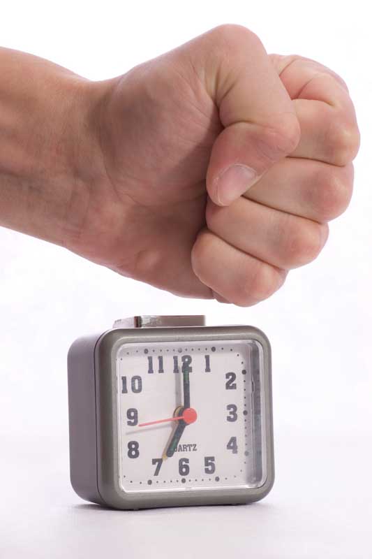 عکس خاموش کردن زنگ ساعت رومیزی