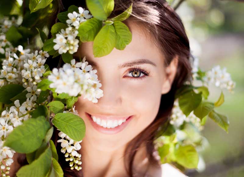 عکس لارج فرمت خانم با گل های بهاری