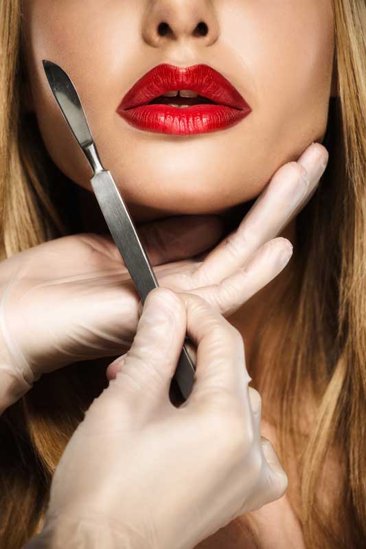 عکس لارج فرمت خانم در حال شیو کردن