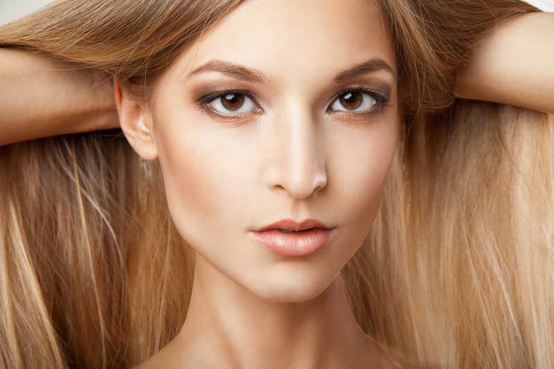 عکس با کیفیت خانم با موی شکلاتی