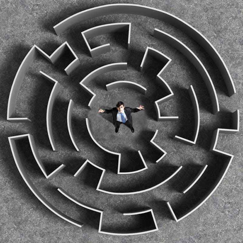 عکس مردی ایستاده در وسط هزارتو