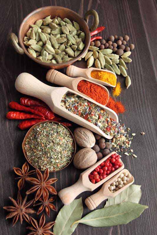 دانلود تصویر گرافیکی ادویه جات داخل ظرف چوبی روی میز