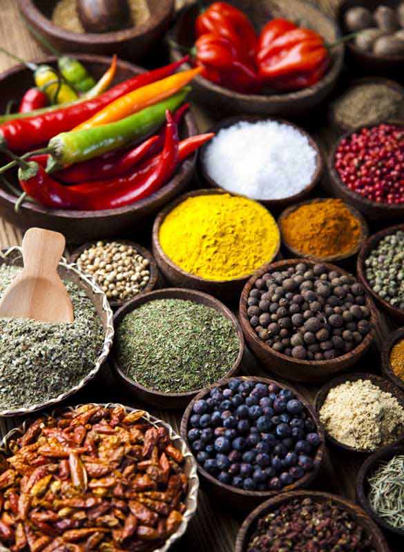 دانلود عکس با کیفیت ادویه جات داخل ظرف های چوبی