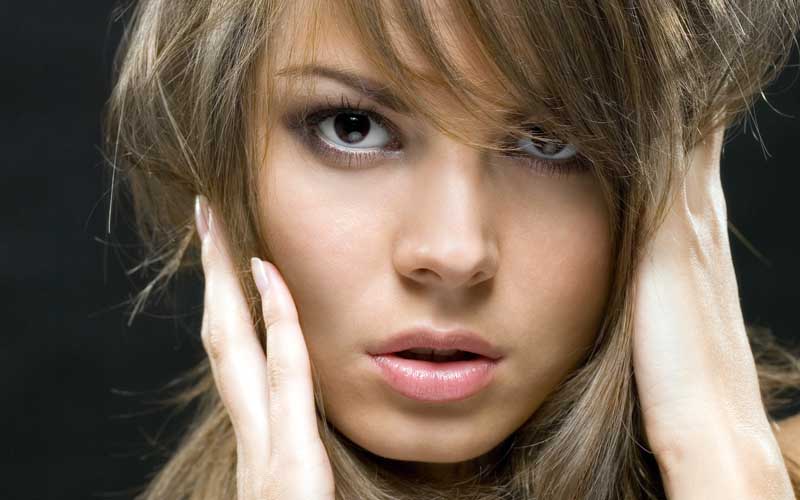 تصویر گرافیکی خانم با مو رنگ شده