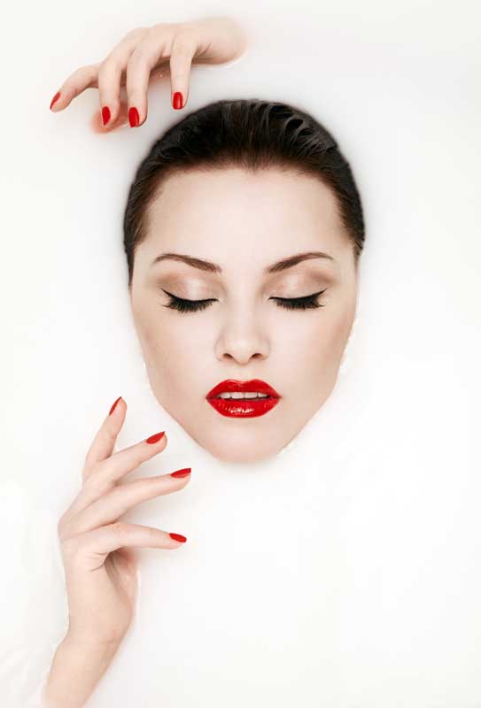 تصویر گرافیکی آرایش عروس با رژ لب قرمز