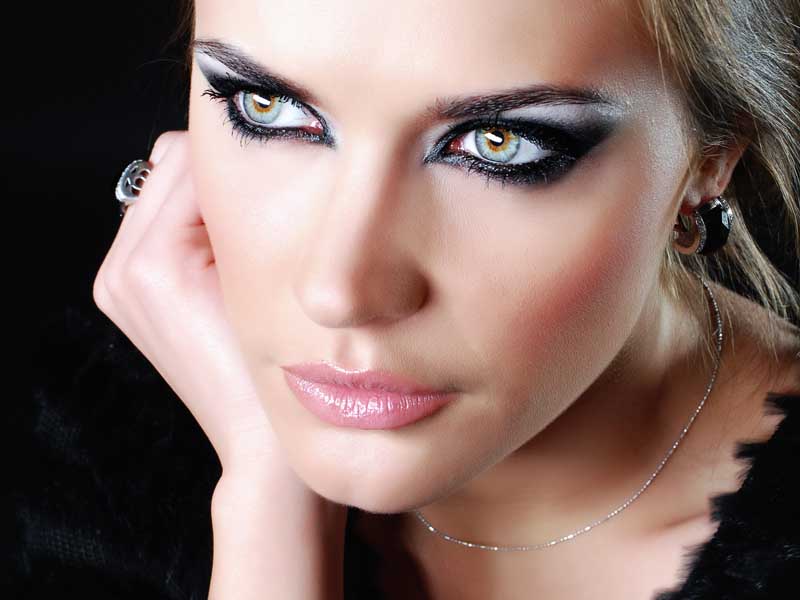 عکس گرافیکی خانم با آرایش غلیظ