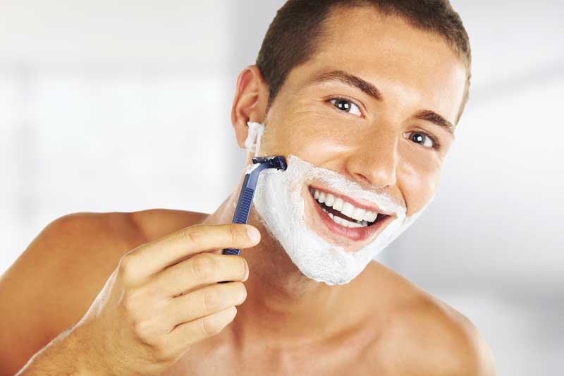 عکس لارج فرمت آقا با کف ریش و ژیلت