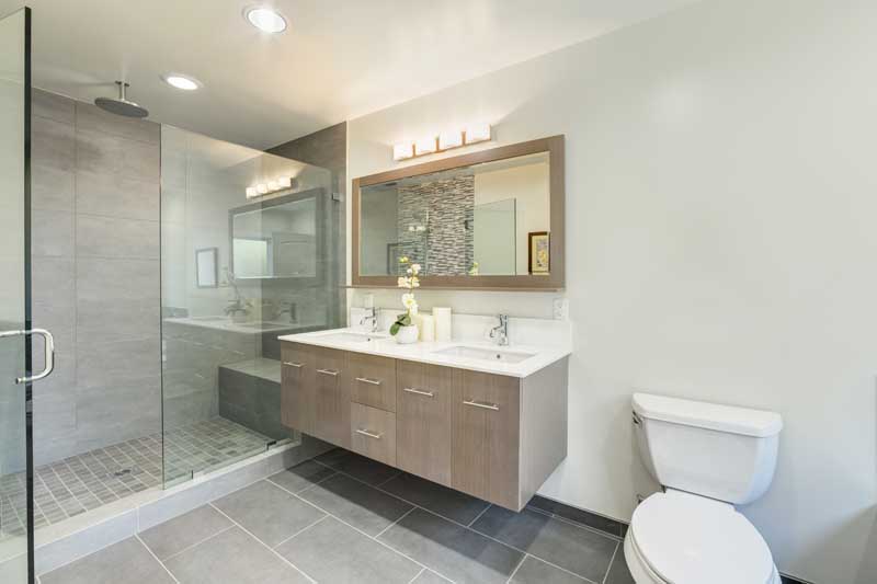 عکس با کیفیت از سرویس بهداشتی با روشویی کابینت دار