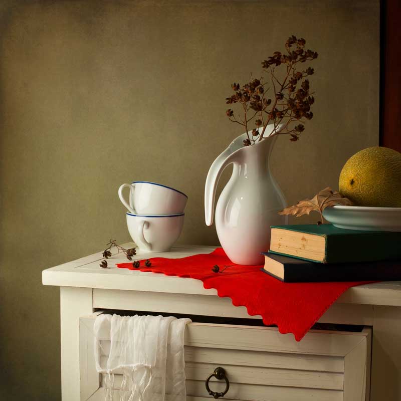 عکس زیبا از گوشه کابینت و پارچ آب