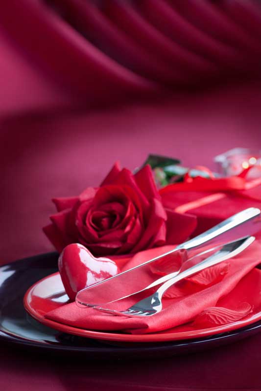 دانلود عکس زیبا از دستمال سفره و گل رز قرمز