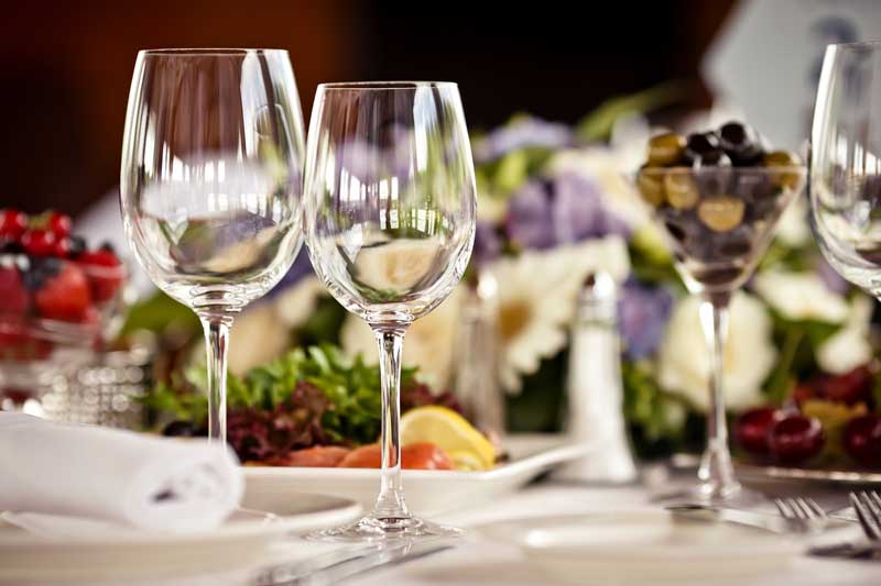 دانلود تصویر زیبا از لیوان های پایه بلند کنار هم