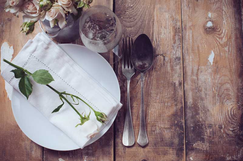 عکس لارج فرمت از سرویس غذا خوری روی میز چوبی