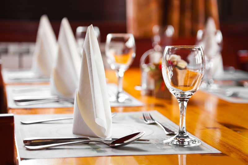 دانلود عکس لارج فرمت از میز غذاخوری مرتب شده