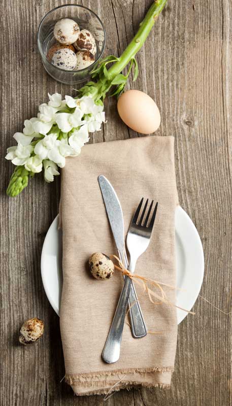 دانلود عکس لارج فرمت از میز غذاخوری با تخم مرغ و بلدرچین