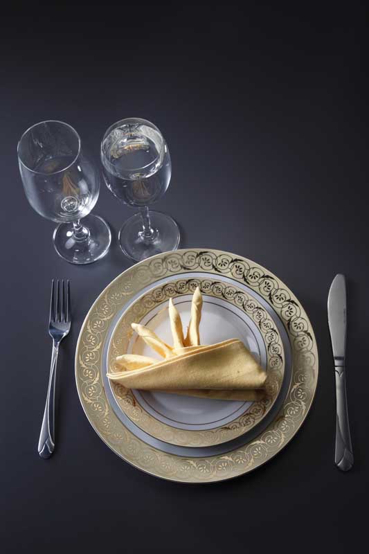 عکس لارج فرمت از سرویس غذاخوری با بشقاب دور طلایی