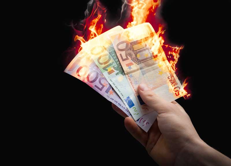 دانلود تصویر با کیفیت آتش زدن چند اسکناس یورو