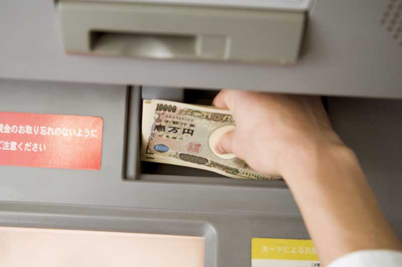 دانلود عکس با کیفیت دریافت وجه نقد از دستگاه خودپرداز