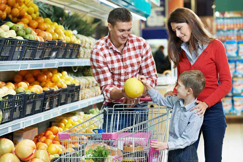 دانلود عکس لارج فرمت خانواده ای در حال خرید از میوه فروشی