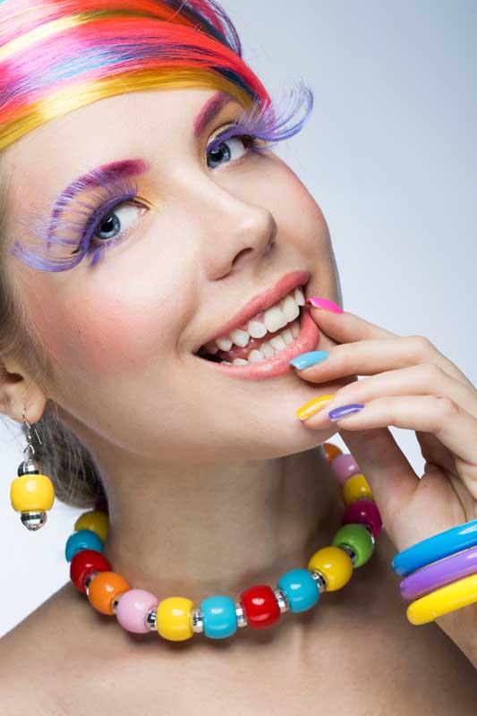 عکس گرافیکی خانم با آرایش چشم بنفش