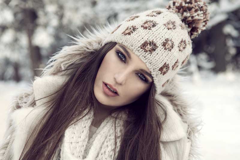 عکس لارج فرمت خانم با کلاه و آرایش